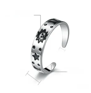 Gros plan montrant 5mm de large et 2mm d'épaisseur d'une bague smiley polie en acier