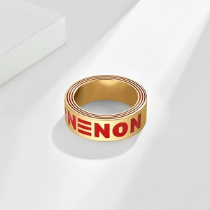 Bague large style hip-hop dorée avec lettrage NENON rouge et bordures rainurées