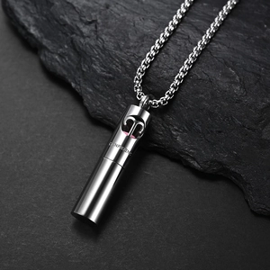 Dettaglio del ciondolo in acciaio argento con intarsio rosa e incisione Confidence