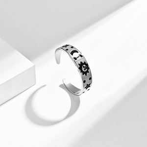 Vue détaillée de la bague en acier avec motifs gravés de soleil, lune et étoiles