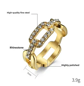 Vue détaillée montrant la largeur de 7mm et la texture en acier inoxydable de la bague