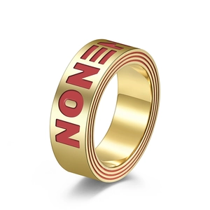 Bague hip-hop en acier inoxydable doré avec lettrage NONE rouge et rainures latérales