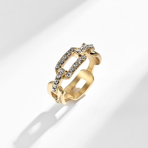 Bague moderne plaquée or avec maillons rectangulaires évidés et pavage de cristaux