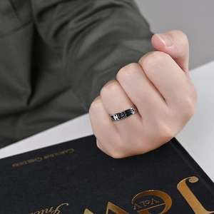 Bague punk en acier inoxydable avec motifs d'étoiles et lunes en émail noir
