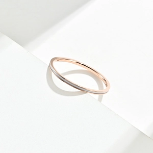Bague empilable minimaliste de 1mm en acier titane rose doré avec émail blanc élégant