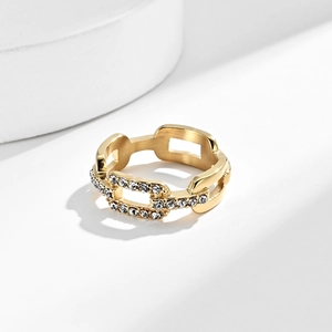 Gros plan détaillé d'une bague chaîne dorée ornée de trois rangées de micro diamants