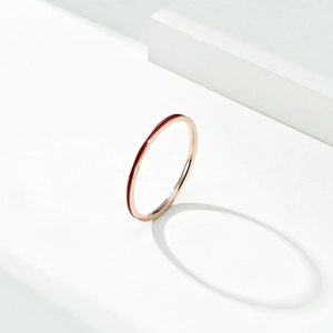 Bague minimaliste 1mm en acier titane or rose avec émail rouge pour femme style empilable