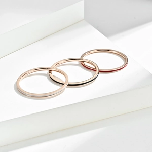 Ensemble de trois bagues empilables en or rose avec émail blanc, noir et rouge minimaliste