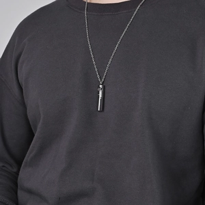 Collana minimalista in acciaio al titanio con ciondolo a cilindro grigio scuro per profumo