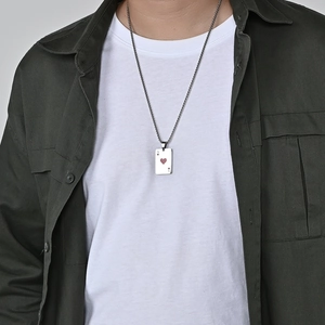 Collana con ciondolo asso di cuori in argento lucido indossata con un look casual