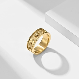 Bague céleste en acier inoxydable doré avec détails gravés soleil, lune et étoiles