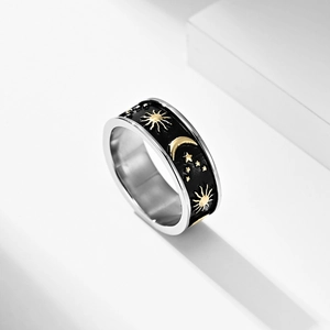 Bague bohème en acier inoxydable avec motifs soleil, lune et étoiles dorés sur émail noir