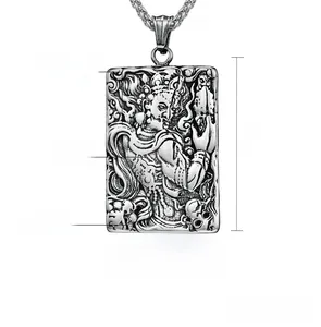 Détails du pendentif bouddhiste en acier avec relief et dimensions de 50 mm x 32 mm