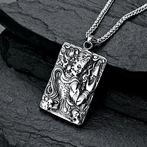 Pendentif Acala vintage en acier inoxydable pour homme sur fond de pierre noire