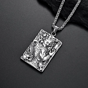 Pendentif Acala en acier inoxydable rétro avec relief sculpté et chaîne pour homme
