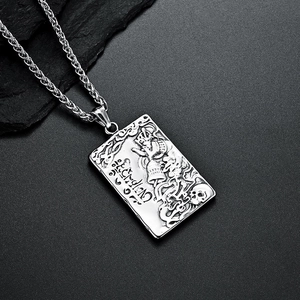 Pendentif Fudo Myoo en acier inoxydable avec relief sombre de crâne et motifs de flammes