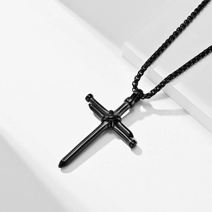 Collana con ciondolo a croce di chiodi neri industriali su podio bianco geometrico