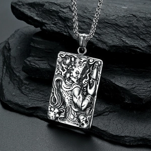 Pendentif Fudo Myoo vintage en acier inoxydable avec relief de flammes sur socle rocheux