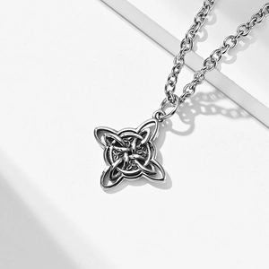Makroaufnahme von Vintage-Edelstahl-Keltenknoten-Anhänger mit Antik-Finish auf weißem Grund