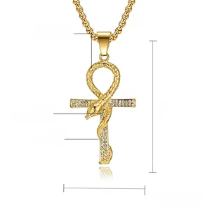 Makroaufnahme des goldenen Ankh-Schlangenanhängers aus Edelstahl mit Kristalldiamanten