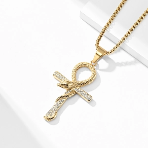 Goldene Ankh-Halskette mit Schlange und Zirkon-Steinen auf weißem Treppenständer