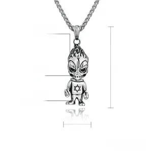 Vue détaillée des dimensions du pendentif poupée punk en acier rétro avec hexagramme