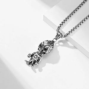 Détail du collier pendentif squelette alien vintage en argent avec hexagramme sur chaîne