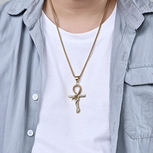 Goldene Ankh Kreuz Halskette aus Edelstahl mit Diamantschlange am männlichen Model