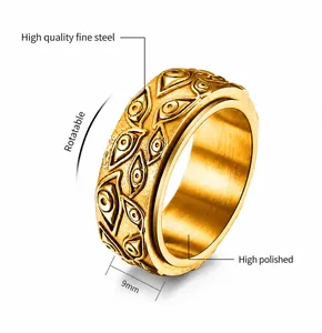 Nahaufnahme des 9mm drehbaren Edelstahl-Evil-Eye-Rings mit Goldfinish und Hochglanzpolitur