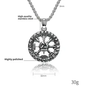 Dettaglio macro del ciondolo Valknut lucido con rune vichinghe in acciaio inossidabile