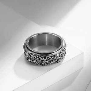 Nahaufnahme des drehbaren Evil-Eye-Rings mit detaillierter Gravur aus silbernem Edelstahl