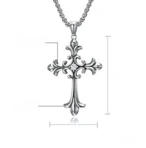 Vue détaillée du pendentif croix gothique en acier avec pierre centrale brillante