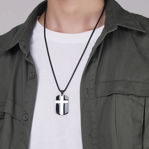 Collana da uomo con piastrina in acciaio inossidabile nero e croce d'argento centrale
