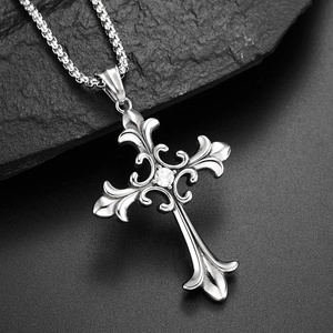 Macro de pendentif croix gothique avec motifs ajourés et pierre de zircone scintillante
