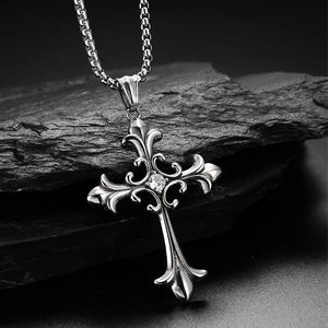 Pendentif croix vintage gothique en acier inoxydable avec zircon sur fond de pierre
