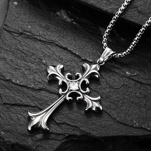 Collier avec pendentif croix gothique en acier inoxydable argenté et zircon sur pierre