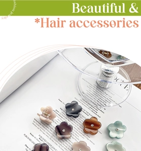 Gros plan de pinces à cheveux fleurs en acétate avec strass sur un magazine de mode