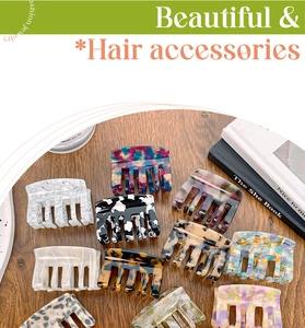 Variété de pinces à cheveux en acétate écailles et marbre sur une surface en bois sombre