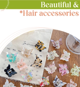 Vue détaillée de pinces à cheveux papillon en acétate aux motifs variés et colorés