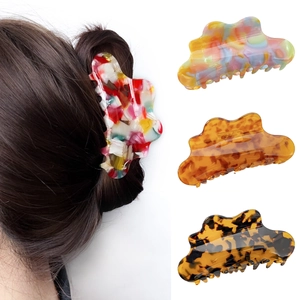 Pinza per capelli in acetato con motivi marmorizzati e tartarugati eleganti