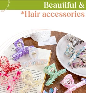 Vue détaillée de pinces à cheveux colorées en acétate aux motifs marbrés et floraux