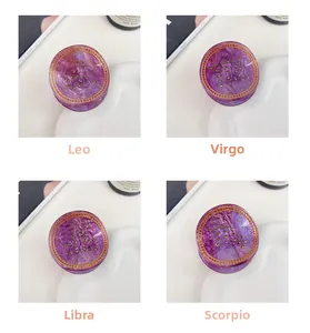 Détails de pinces à cheveux violettes marbrées ornées de constellations en cristal
