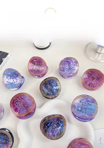 Détail de pinces à cheveux effet marbre dégradé avec accents de cristal