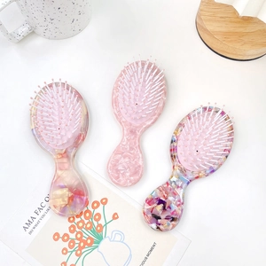 Trois mini brosses à cheveux massantes en acétate aux motifs marbrés et écaille de tortue