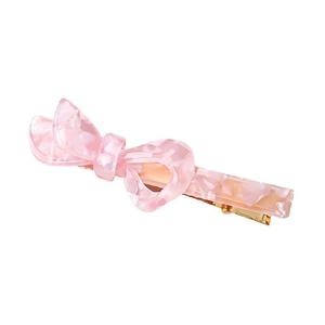 Elegante fermaglio per capelli con fiocco in acetato rosa e clip in metallo dorato su bianco