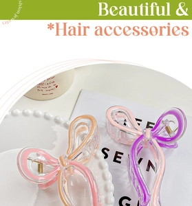 Vue de dessus de deux pinces à cheveux en forme de nœud coloré sur un plat perlé