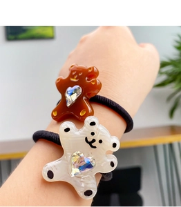 Détail d'élastiques à cheveux ours mignons ambre et blanc crème avec cœur en cristal
