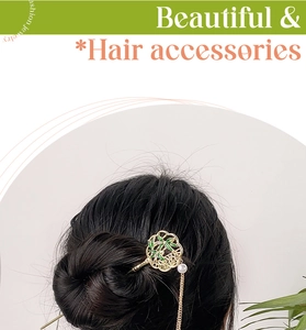 Vue détaillée d'une épingle à cheveux fenêtre en bambou avec perle et pompon en métal
