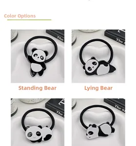 Detailansicht von vier süßen Panda-Haargummis in verschiedenen Posen in einer Schale