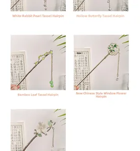 Détails de cinq épingles à cheveux chinoises avec pompons et motifs émaillés
